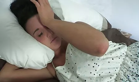 او در یک محل عمومی در کانال سوپر شهوانی برابر یک مرد عصبانی.
